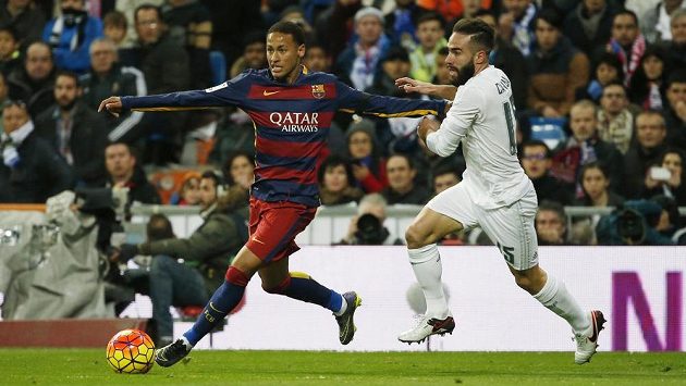 Dani Carvajal (vpravo) stíhá při El Clásicu útočníka Barcelony Neymara. Dani Carvajal (vpravo) stíhá při El Clásicu útočníka Barcelony Neymara.