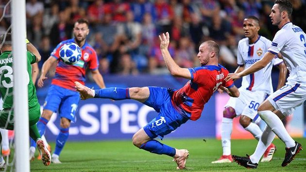 Plzeňský Michael Krmenčík střílí gól proti CSKA Moskva v úvodním utkání Ligy mistrů. Plzeňský Michael Krmenčík střílí gól proti CSKA Moskva v úvodním utkání Ligy mistrů.