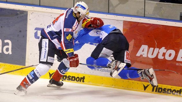Zleva Václav Kočí z Pardubic a Tomáš Sýkora z Plzně v duelu 23. kola extraligy. Zleva Václav Kočí z Pardubic a Tomáš Sýkora z Plzně v duelu 23. kola extraligy.