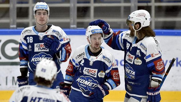 Zleva Filip Král, autor prvního gólu Komety proti Pardubicím, Petr Holík a Peter Mueller. Zleva Filip Král, autor prvního gólu Komety proti Pardubicím, Petr Holík a Peter Mueller.