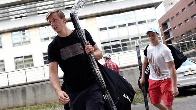 Sparťanští útočníci Daniel Přibyl (vpředu) a Jan Buchtele na loňském srazu hokejové reprezentace. Sparťanští útočníci Daniel Přibyl (vpředu) a Jan Buchtele na loňském srazu hokejové reprezentace.