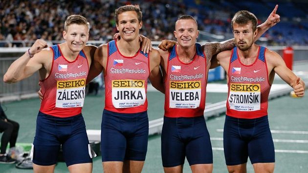 Čeští sprinteři Dominik Záleský, Jan Jirka, Jan Veleba a Zdeněk Stromšík se radují z národního rekordu na 4x100 metrů. Čeští sprinteři Dominik Záleský, Jan Jirka, Jan Veleba a Zdeněk Stromšík se radují z národního rekordu na 4x100 metrů.