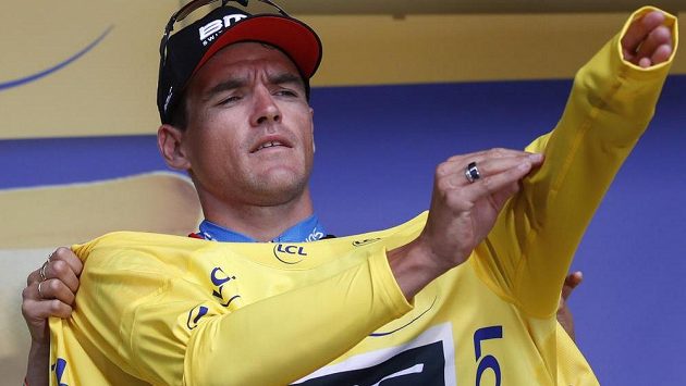Belgický cyklista Greg van Avermaet se obléká do žlutého dresu lídra Tour de France. Belgický cyklista Greg van Avermaet se obléká do žlutého dresu lídra Tour de France.