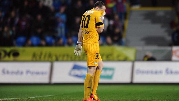 Zklamaný liberecký brankář Lukáš Hroššo poté, co inkasoval v Plzni čtvrtý gól. Zklamaný liberecký brankář Lukáš Hroššo poté, co inkasoval v Plzni čtvrtý gól.