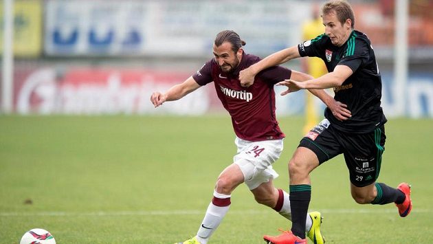 Petr Jiráček ze Sparty (vlevo) a Josef Hnaníček z Příbrami. Petr Jiráček ze Sparty (vlevo) a Josef Hnaníček z Příbrami.