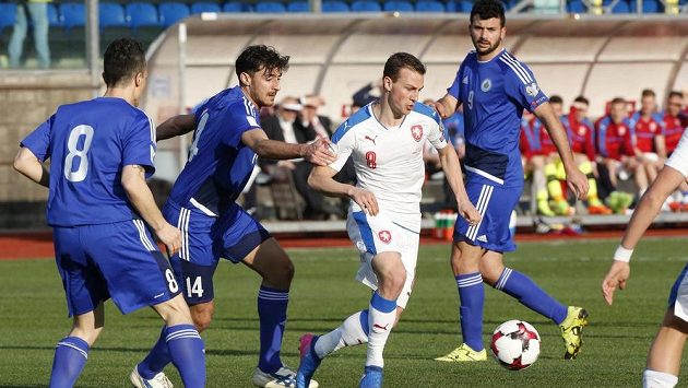 Vladimír Darida proniká mezi soupeři. Zleva Marco Domeniconi, Michele Cervellini a Mattia Stefanelli ze San Marina. Vladimír Darida proniká mezi soupeři. Zleva Marco Domeniconi, Michele Cervellini a Mattia Stefanelli ze San Marina.