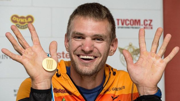 Ondřej Synek ze zlatou medailí z MS ve veslování ve Francii po návratu do Prahy. Ondřej Synek ze zlatou medailí z MS ve veslování ve Francii po návratu do Prahy.