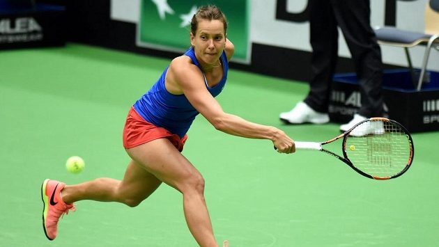 Česká tenistka Barbora Strýcová ve fedcupovém utkání proti Gabriňe Muguruzaové. Česká tenistka Barbora Strýcová ve fedcupovém utkání proti Gabriňe Muguruzaové.