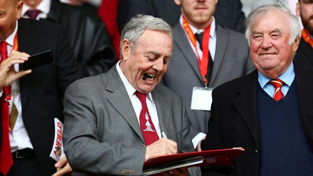 Bývalý hráč Liverpoolu Ian St. John (vlevo) a komik Jimmy Tarbuck. Bývalý hráč Liverpoolu Ian St. John (vlevo) a komik Jimmy Tarbuck.
