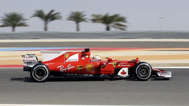 Němec Sebastian Vettel s ferrari při tréninku během GP Bahrajnu. Němec Sebastian Vettel s ferrari při tréninku během GP Bahrajnu.