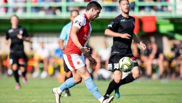 Nicolae Stanciu střílí gól na 4:0 během svého premiérového utkání za Slavii. Nicolae Stanciu střílí gól na 4:0 během svého premiérového utkání za Slavii.