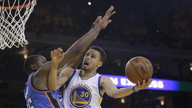 Stephen Curry (30) z Golden State Warriors a Kevin Durant z Oklahomy. Stephen Curry (30) z Golden State Warriors a Kevin Durant z Oklahomy.