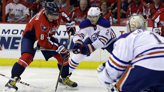 Obránce Edmontonu Oilers Jeff Petry (2) se snaží zadržet útočníka Washingtonu Capitals Alexandera Ovečkina (8) v pondělním duelu NHL Obránce Edmontonu Oilers Jeff Petry (2) se snaží zadržet útočníka Washingtonu Capitals Alexandera Ovečkina (8) v pondělním duelu NHL