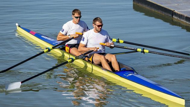 Veslaři Jakub Podrazil (vlevo) a Ondřej Synek před kontrolním závodem v Račicích. Veslaři Jakub Podrazil (vlevo) a Ondřej Synek před kontrolním závodem v Račicích.