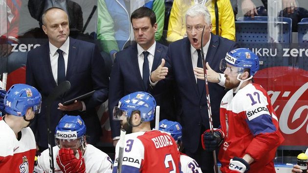 Trenér Miloš Říha (vpravo) má co říct hráčům v utkání s Lotyšskem. Trenér Miloš Říha (vpravo) má co říct hráčům v utkání s Lotyšskem.