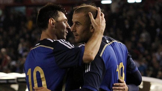 Argentinští útočníci Rodrigo Palacio (vpravo) a Lionel Messi. Argentinští útočníci Rodrigo Palacio (vpravo) a Lionel Messi.