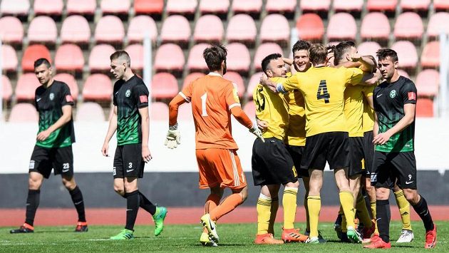Fotbalisté Olympie oslavují vyrovnávací gól na 2:2 v 90. minutě utkání 22. kola Fortuna národní ligy. Fotbalisté Olympie oslavují vyrovnávací gól na 2:2 v 90. minutě utkání 22. kola Fortuna národní ligy.