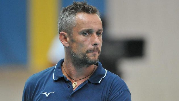 Nespokojený trenér českých volejbalistek Zdeněk Pommer. Úvod evropské kvalifikace jeho svěřenkyním nevyšel. Nespokojený trenér českých volejbalistek Zdeněk Pommer. Úvod evropské kvalifikace jeho svěřenkyním nevyšel.