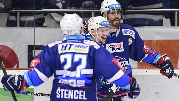 Brněnští hokejisté Jan Štencel, Petr Holík a Peter Mueller oslavují gól. Brněnští hokejisté Jan Štencel, Petr Holík a Peter Mueller oslavují gól.