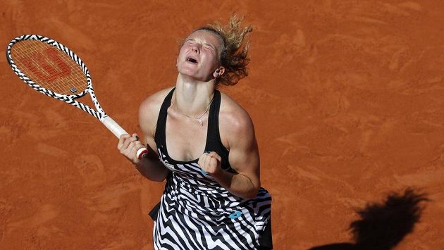 Euforie, radost, štěstí. Kateřina Siniaková porazila světovou jedničku a postoupila v Paříži do osmifinále. Euforie, radost, štěstí. Kateřina Siniaková porazila světovou jedničku a postoupila v Paříži do osmifinále.