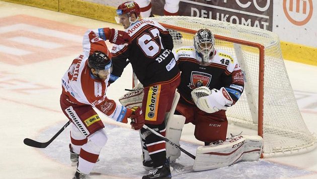 Zleva Jan Knotek z Olomouce, Stanislav Dietz a brankář Patrik Rybár, oba z Hradce. Zleva Jan Knotek z Olomouce, Stanislav Dietz a brankář Patrik Rybár, oba z Hradce.