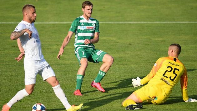 Hronek z Bohemians 1905 před brankářem Nemravou ze Slovácka. Hronek z Bohemians 1905 před brankářem Nemravou ze Slovácka.