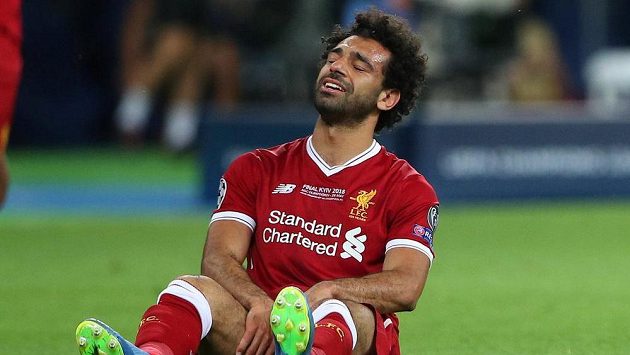 Zraněný Mohamed Salah z Liverpoolu ve finále Ligy mistrů. Zraněný Mohamed Salah z Liverpoolu ve finále Ligy mistrů.
