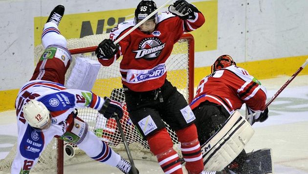 Akrobatické číslo v podání útočníka Lva Jiřího Novotného v duelu s Doněckem. Akrobatické číslo v podání útočníka Lva Jiřího Novotného v duelu s Doněckem.