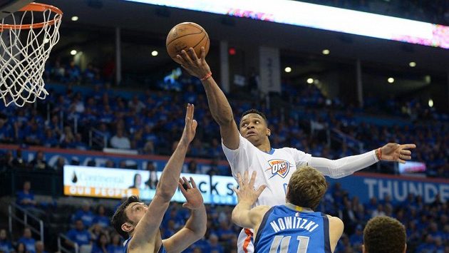 Basketbalista Russell Westbrook (v bílém dresu) v zápase proti Dallasu. Basketbalista Russell Westbrook (v bílém dresu) v zápase proti Dallasu.