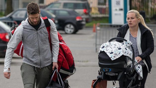 Hokejista Michal Jordán s partnerkou na srazu hokejové reprezentace v Tipsport Areně v Praze. Hokejista Michal Jordán s partnerkou na srazu hokejové reprezentace v Tipsport Areně v Praze.