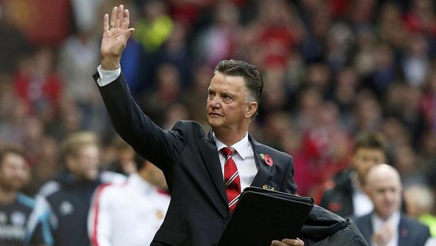 Manažer Louis van Gaal zdraví fanoušky Manchesteru United. Manažer Louis van Gaal zdraví fanoušky Manchesteru United.