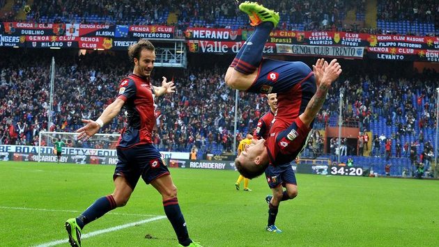 Záložník FC Janov Juraj Kucka (vpravo) slaví gól proti Veroně. Vlevo přihlíží jeho spoluhráč Alberto Gilardino. Záložník FC Janov Juraj Kucka (vpravo) slaví gól proti Veroně. Vlevo přihlíží jeho spoluhráč Alberto Gilardino.