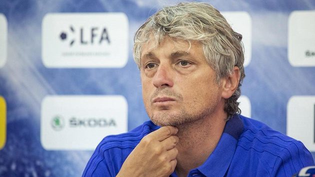 Trenér Jozef Weber byl s výsledkem mladoboleslavských fotbalistů v Rumunku celkem spokojený. Chyběl mu jen vstřelený gól. Trenér Jozef Weber byl s výsledkem mladoboleslavských fotbalistů v Rumunku celkem spokojený. Chyběl mu jen vstřelený gól.