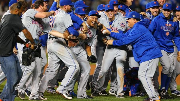 Baseballisté New York Mets se radují z postupu nad Chicagem. Baseballisté New York Mets se radují z postupu nad Chicagem.