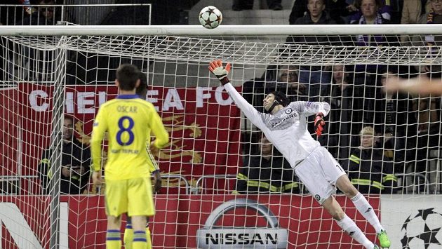 Brankář Chelsea Petr Čech zasahuje v utkání proti Mariboru. Brankář Chelsea Petr Čech zasahuje v utkání proti Mariboru.