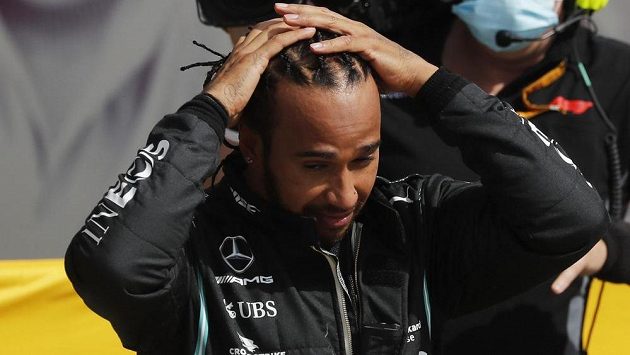 Lewis Hamilton ovládl Velkou cenu Británie F1 i přes velké potíže s pneumatikou v posledním kole. Možná nemohl uvěřit, že závod opravdu vyhrál. Lewis Hamilton ovládl Velkou cenu Británie F1 i přes velké potíže s pneumatikou v posledním kole. Možná nemohl uvěřit, že závod opravdu vyhrál.