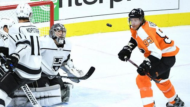 Ani Jakub Voráček (93) z Philadelphie (před brankářem Los Angeles Jonathanem Quickem) si letošní All Star Game nezahraje. Ani Jakub Voráček (93) z Philadelphie (před brankářem Los Angeles Jonathanem Quickem) si letošní All Star Game nezahraje.