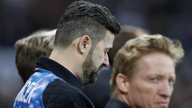 Milan Srníček, bratr zesnulého brankáře Pavla, během minuty ticha v Newcastlu před zápasem s Manchesterem United. Milan Srníček, bratr zesnulého brankáře Pavla, během minuty ticha v Newcastlu před zápasem s Manchesterem United.