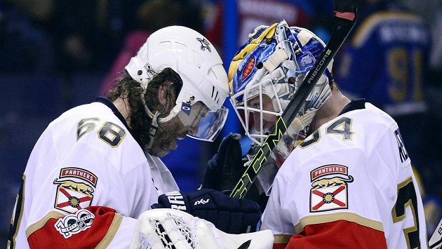 Jaromír Jágr (68) a brankář Floridy James Reimer (34) po výhře v St. Louis. Jaromír Jágr (68) a brankář Floridy James Reimer (34) po výhře v St. Louis.