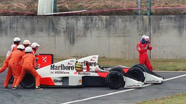 Hanlivé gesto Ayrtona Senny na Alaina Prosta po vzájemné kolizi při Velké ceně Japonska v roce 1989 jasně vypovídá, že vztahy obou jezdců McLarenu byly napjaté. Hanlivé gesto Ayrtona Senny na Alaina Prosta po vzájemné kolizi při Velké ceně Japonska v roce 1989 jasně vypovídá, že vztahy obou jezdců McLarenu byly napjaté.