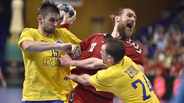Český házenkář Pavel Horák se snaží zakončit akci tvrdě bráněný Ukrajinci Oleksandrem Tiltem a Jevgenem Žukem v kvalifikačním utkání mistrovství Evropy 2018. Český házenkář Pavel Horák se snaží zakončit akci tvrdě bráněný Ukrajinci Oleksandrem Tiltem a Jevgenem Žukem v kvalifikačním utkání mistrovství Evropy 2018.