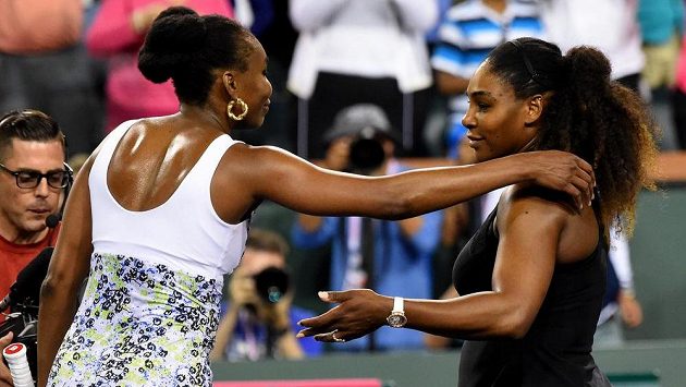 Venus (vlevo) a Serena Williamsovy po zápase na turnaji v Indian Wells. Venus (vlevo) a Serena Williamsovy po zápase na turnaji v Indian Wells.