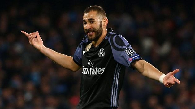 Útočník Realu Madrid Karim Benzema se během první půle odvety osmifinále Ligy mistrů v Neapoli hodně divil. Italský tým vedl 1:0. Útočník Realu Madrid Karim Benzema se během první půle odvety osmifinále Ligy mistrů v Neapoli hodně divil. Italský tým vedl 1:0.