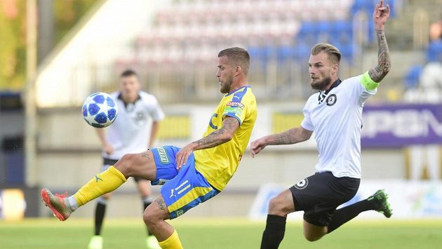Zleva Jakub Mareš z Teplic a Vít Beneš z Olomouce. Zleva Jakub Mareš z Teplic a Vít Beneš z Olomouce.