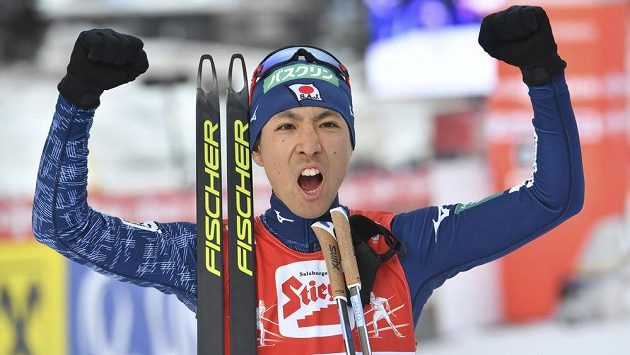 Japonský sdruženář Akito Watabe oslavuje třetí triumf v Seefeldu. Japonský sdruženář Akito Watabe oslavuje třetí triumf v Seefeldu.