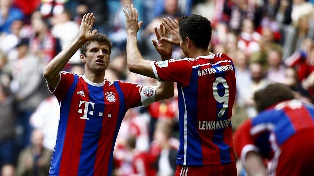 Útočníci Bayernu Mnichov Thomas Müller a Robert Lewandowski se radují z vítězství nad Frankfurtem. Útočníci Bayernu Mnichov Thomas Müller a Robert Lewandowski se radují z vítězství nad Frankfurtem.