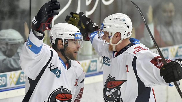 Zleva Radek Duda a Stanislav Dietz z Chomutova se radují. Piráti slaví v letošním ročníku extraligy první výhru. Zleva Radek Duda a Stanislav Dietz z Chomutova se radují. Piráti slaví v letošním ročníku extraligy první výhru.