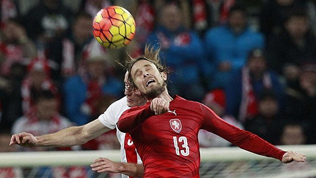 Český fotbalista Jaroslav Plašil (vpředu) ve vzdušném souboji s Krzysztofem Maczynskim během přípravného duelu s Polskem. Český fotbalista Jaroslav Plašil (vpředu) ve vzdušném souboji s Krzysztofem Maczynskim během přípravného duelu s Polskem.