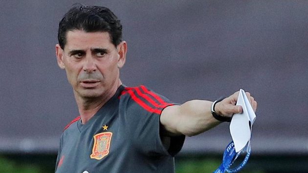 Nový kouč Španělů Fernando Hierro při tréninku v Krasnodaru. Nový kouč Španělů Fernando Hierro při tréninku v Krasnodaru.