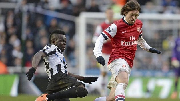 Záložník Arsenalu Tomáš Rosický (vpravo) v souboji s Cheickem Tiotem z Newcastlu. Záložník Arsenalu Tomáš Rosický (vpravo) v souboji s Cheickem Tiotem z Newcastlu.